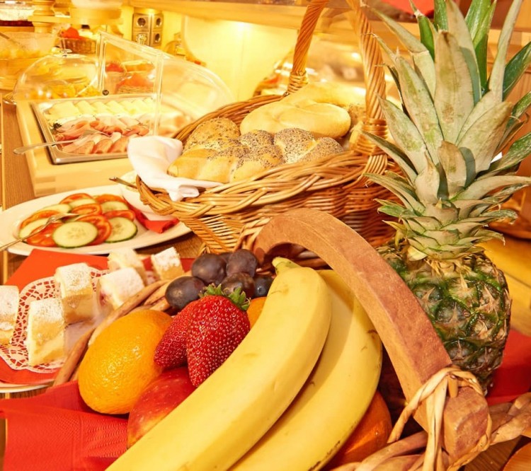 Frische Früchte und Gebäck