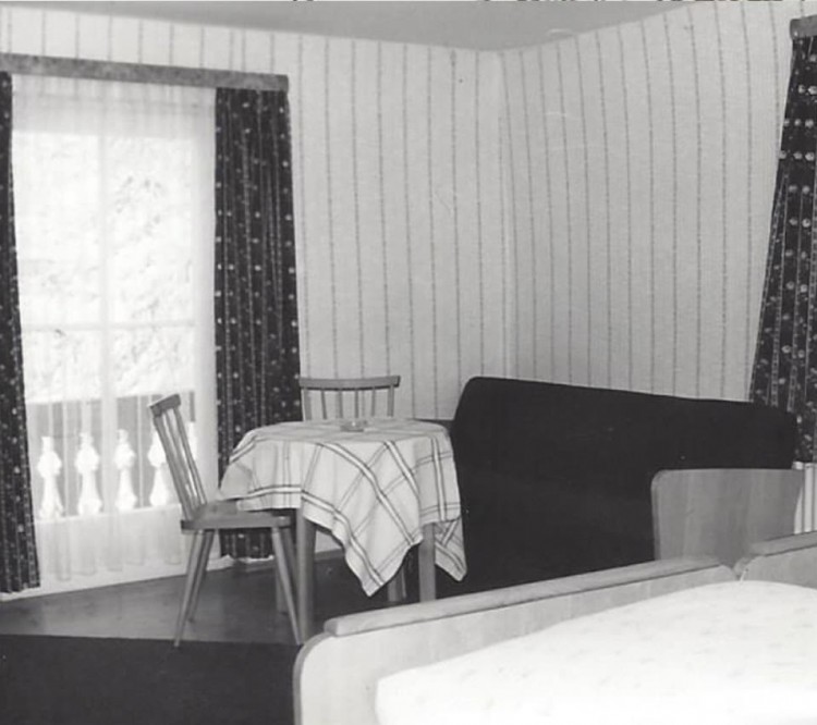 Zimmer mit Fließwasser und Etagendusche ca 1966