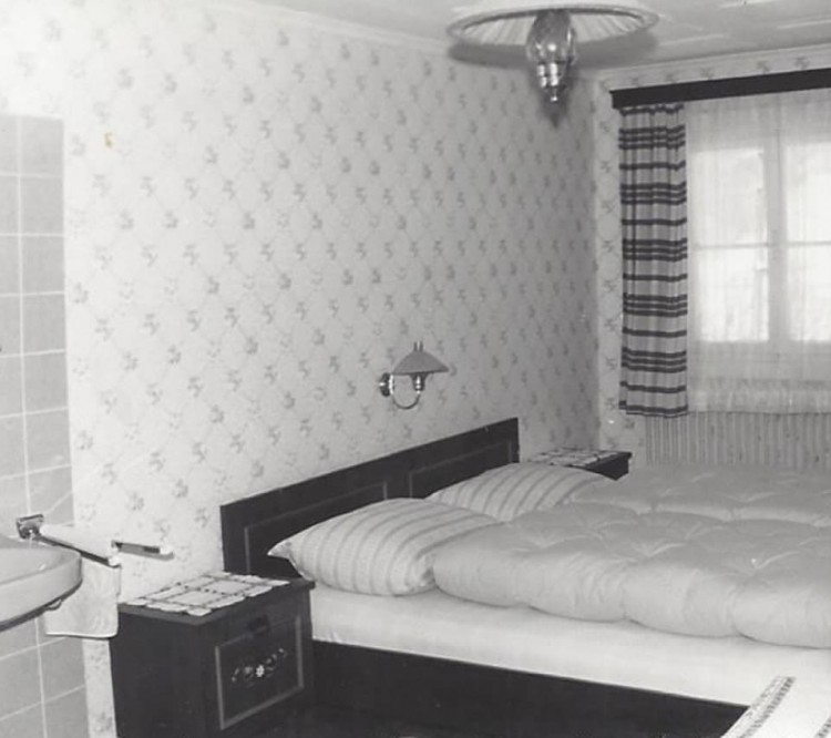 Zimmer mit Waschbecken und Etagendusche ca 1966