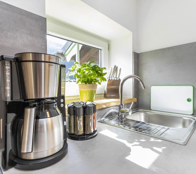 Kaffeemaschine in der voll ausgestatteten Küche