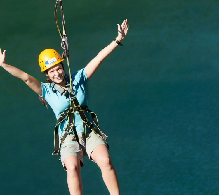 Flying Fox über den Badesee im Hochseilklettergarten Flachauwinkl © Flachau Tourismus