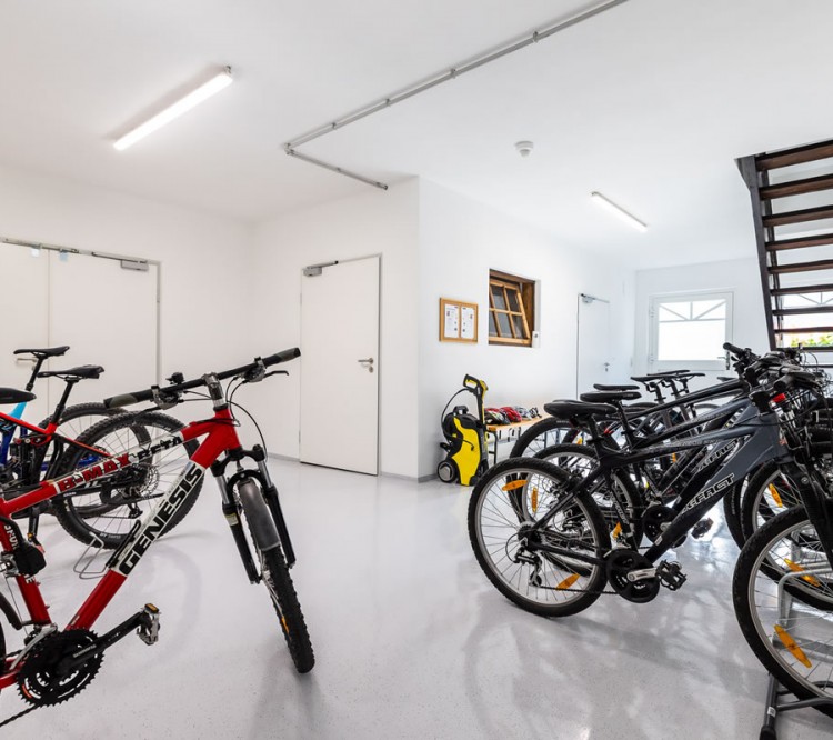 Fahrradraum mit Ladestation für E-Bikes