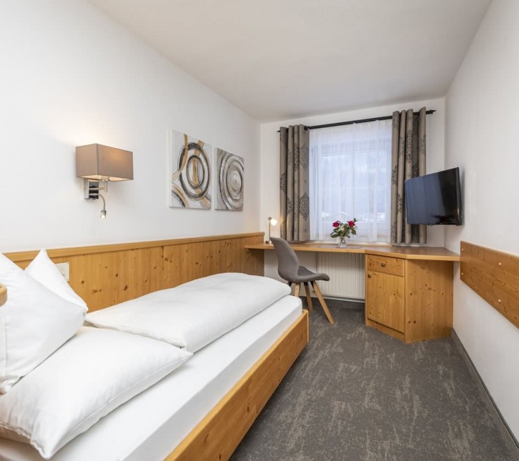 Modern eingerichtetes Einbettzimmer