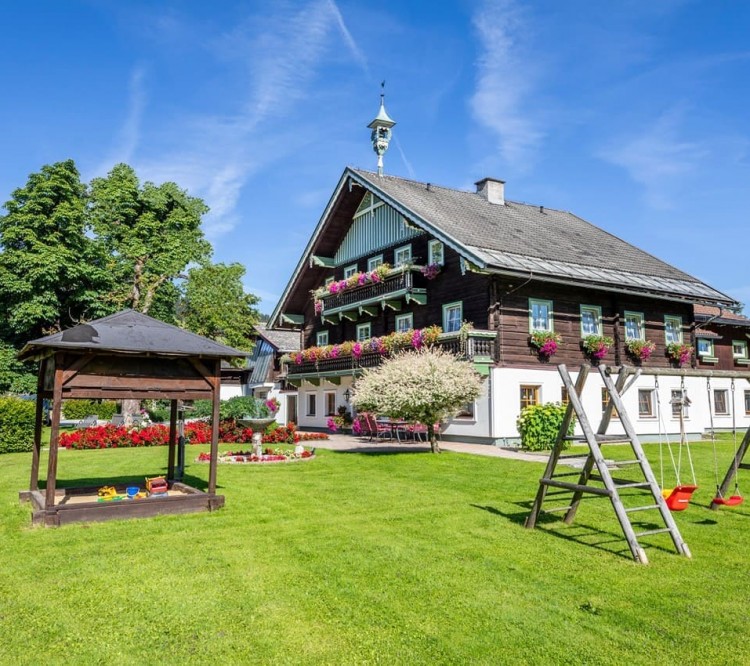 Viel Platz im grünen Garten im Sommerurlaub am Bed & Breakfast Klinglhubgut in Flachau