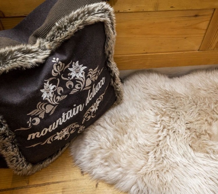 Dekorative Zierkissen im Empfangsbereich