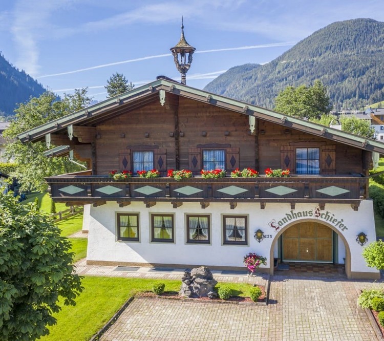 Direkt nebenan das Landhaus Schiefer mit seinen 2 Appartements im Salzburger Land