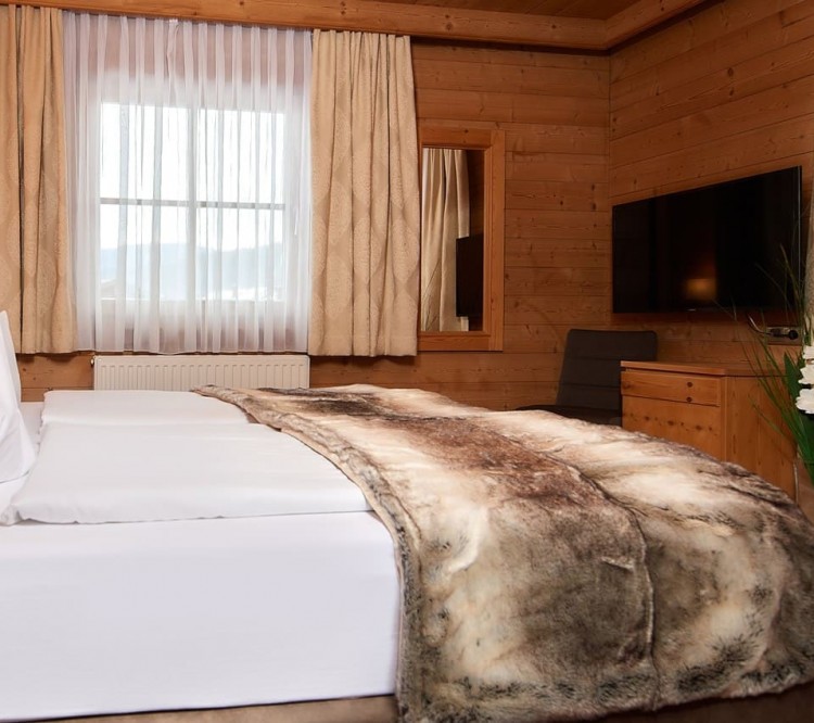 Gemütliches Doppelbett mit TV