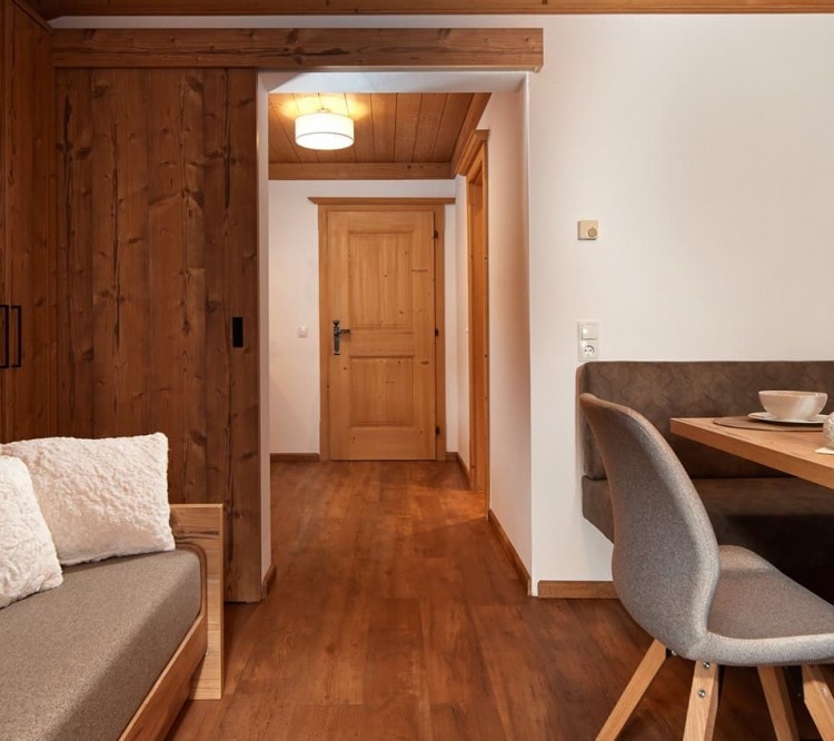 Sitzgelegenheit + Tisch