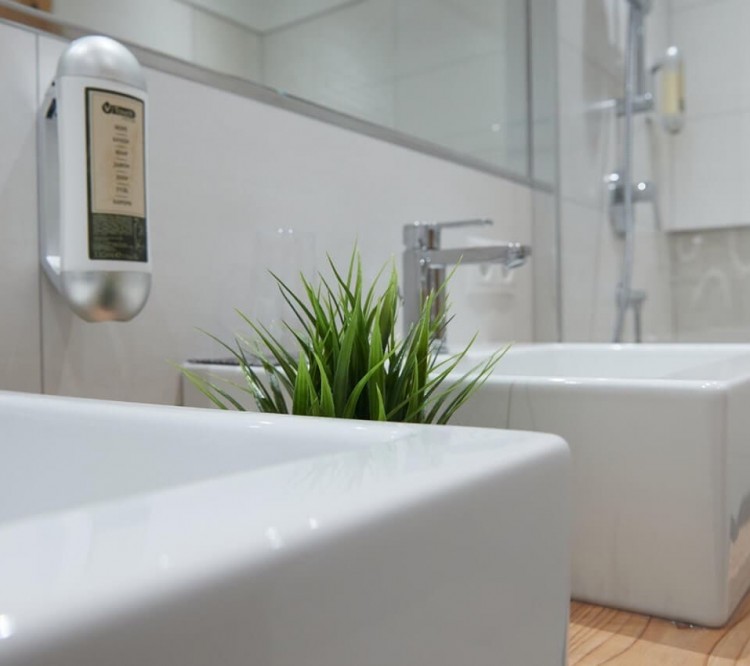 Moderne Einrichtung in den Badezimmern