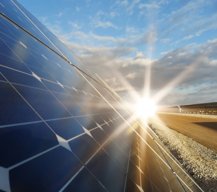 Photovoltaikanlage mit Energiespeicher &copy; Shutterstock